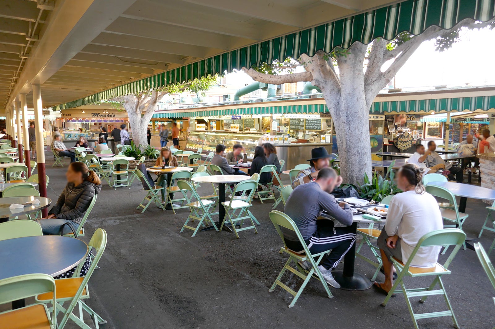 la farmers market people eating